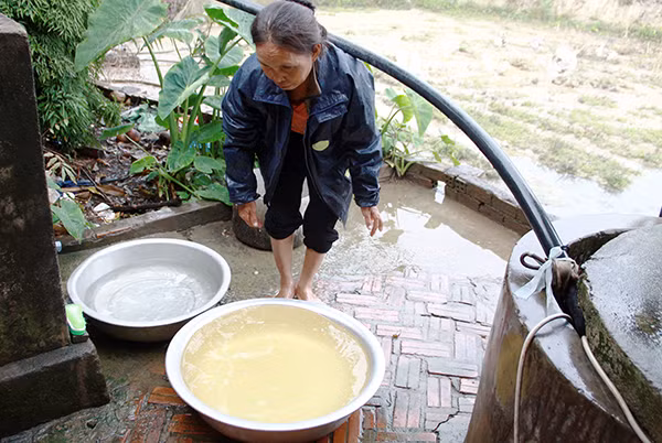 Nguồn nước sinh hoạt của một số hộ dân có màu vàng đục khi được bơm lên từ giếng nước.