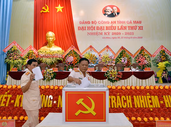 Các đại biểu bỏ phiếu bầu ban chấp hành khóa mới.