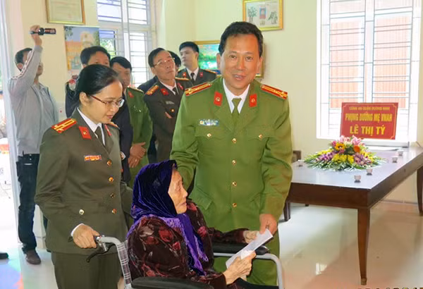 Hình ảnh lễ trao nhà tình nghĩa cho mẹ Việt Nam anh hùng Lê Thị Tý.