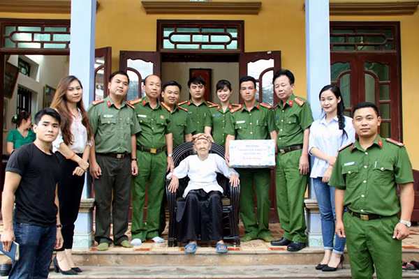 Đại tá Nguyễn Phấn Lý – Phó Hiệu trường Trường Trung cấp CSND VI cùng đại diện tuổi trẻ Báo CAND, Trường Trung cấp CSND VI thăm, tặng quà Bà mẹ Việt Nam Anh hùng Đỗ Thị Bón.