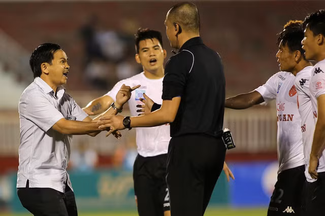 Sự cố trên sân Thống Nhất 3 năm trước đã nhấn chìm sự nghiệp của Quang Thanh. Sự cố trên sân Thống Nhất 3 năm trước đã nhấn chìm sự nghiệp của Quang Thanh.