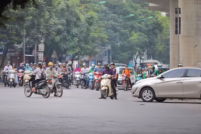 Tình trạng người đi xe máy vượt đèn đỏ diễn ra liên tục.