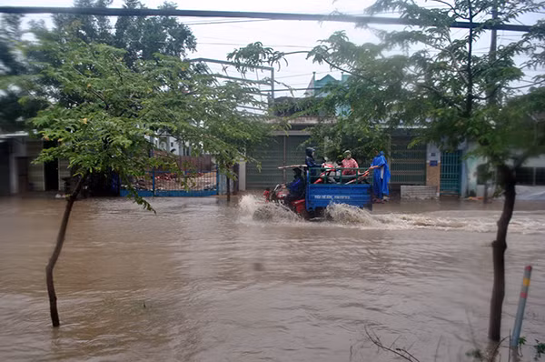 Người dân phải thuê xe ba gác hoặc xe tải nhẹ vận chuyển qua khu vực bị ngập nước ở đường Hùng Vương