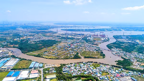 Liên tiếp đón nhận nhiều cú hích hạ tầng như mở rộng, nâng cấp đường, xây mới cầu nối, khu vực cửa ngõ Sài Gòn kết nối đến các khu đô thị vệ tinh TP.HCM chuyển mình ngày càng mạnh mẽ