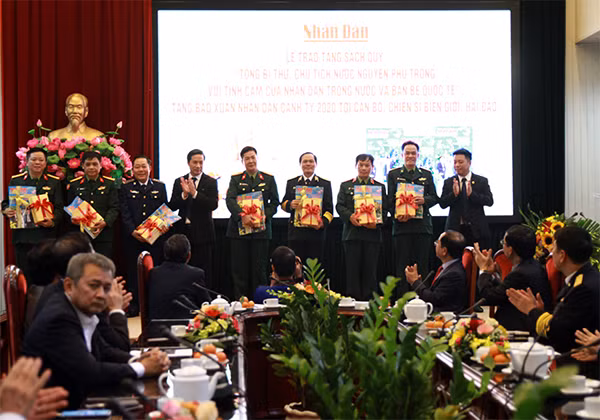 Ban Biên tập Báo Nhân dân trao tặng cuốn sách quý và báo Xuân tới các chiến sĩ đang làm nhiệm vụ nơi biên giới, hải đảo.