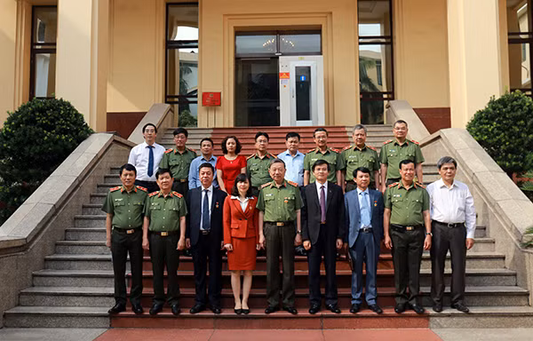 Bộ trưởng Tô Lâm; đồng chí Đoàn Minh Huấn cùng các đại biểu hai cơ quan chụp ảnh lưu niệm