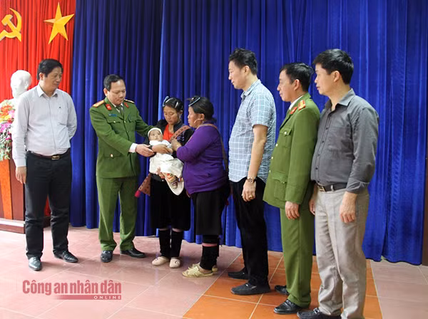 Lãnh đạo Công an tỉnh Lào Cai chia vui với gia đình cháu bé