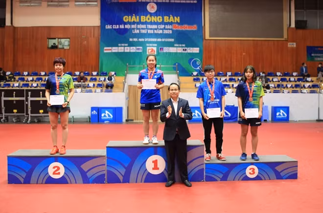 Phó Tổng Giám đốc Công ty cổ phần Thang máy Ga Ma Nguyễn Huy Tiến trao giải thưởng nội dung đơn nữ dưới 45 tuổi.