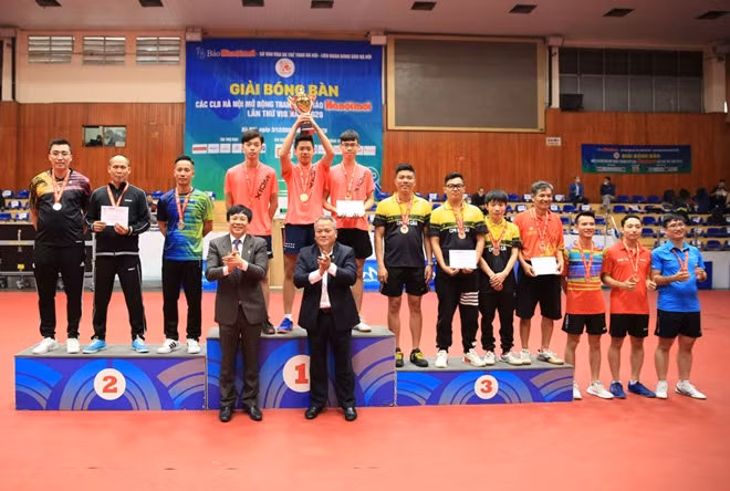 Phó Chủ tịch Thường trực Hội Nhà báo Việt Nam Hồ Quang Lợi, Phó Trưởng ban truyền thông Ngân hàng Nông nghiệp và Phát triển nông thôn Việt Nam Cù Anh Tuấn trao giải thưởng nội dung đồng đội nam hạng A cho các đơn vị đoạt giải.