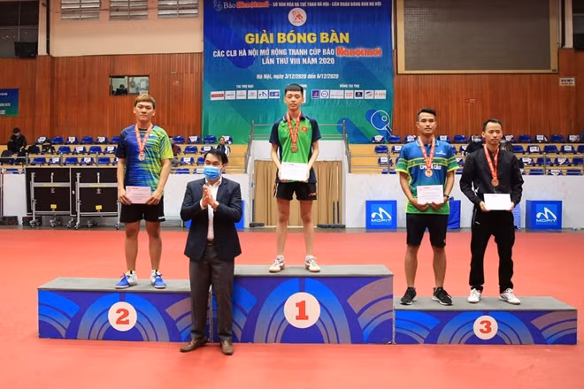Trưởng phòng Quản lý thể thao (Sở Văn hoá và Thể thao Hà Nội) Đinh Văn Luyến trao giải thưởng nội dung đơn nam hạng B dưới 45 tuổi.
