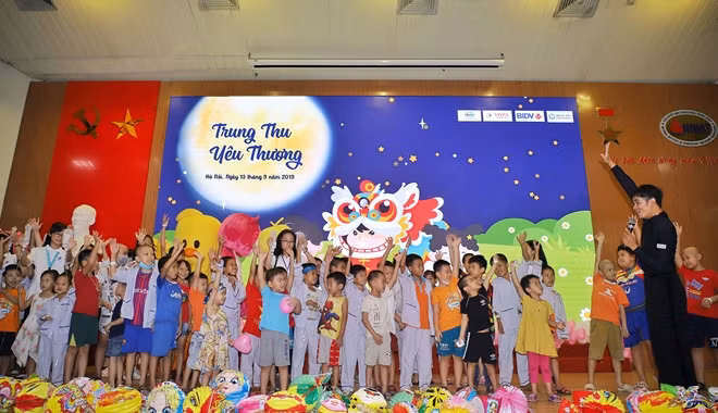 Chia sẻ với chúng tôi, chị Lý Thị Hảo, Trưởng phòng Công tác xã hội, Viện Huyết học – Truyền máu Trung ương, hiện bệnh viện có hơn 400 bệnh nhi mắc các bệnh về máu đang điều trị, trong đó có em mắc bệnh máu ác tính, phải điều trị dài ngày, nhiều đợt tại bệnh viện. Năm nào viện cũng tổ chức vui Tết Trung thu cho các con. Đây là một hoạt động ý nghĩa không chỉ dành cho bệnh nhi mà hơn hết đây là sự sẻ chia của viện và các nhà hảo tâm với bố mẹ các con có thêm độmg lực cùng con chiến đấu với bệnh tật.
