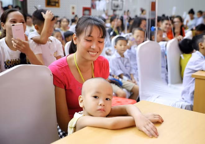 Nhìn con rạng rỡ vui đùa Tết Trung thu, chị Tâm đến từ Sơn La không ngăn nổi những giọt nước mắt vì thương con. Chị chia sẻ con chị, bé Lê Vũ Hà Mỹ đã hai năm liền đón Tết Trung thu ở viện vì cháu bị ung thư máu. Đó là khoảng thời gian không chỉ khó khăn với con mà chính với bố mẹ cũng không hề dễ dàng. Con nhớ các bạn ở trường lắm, ngày nào cũng muốn được nhìn thấy các bạn, được nói chuyện với cô giáo của con. Giờ vợ chồng chị chỉ ước mong con được sớm khỏi bệnh.
