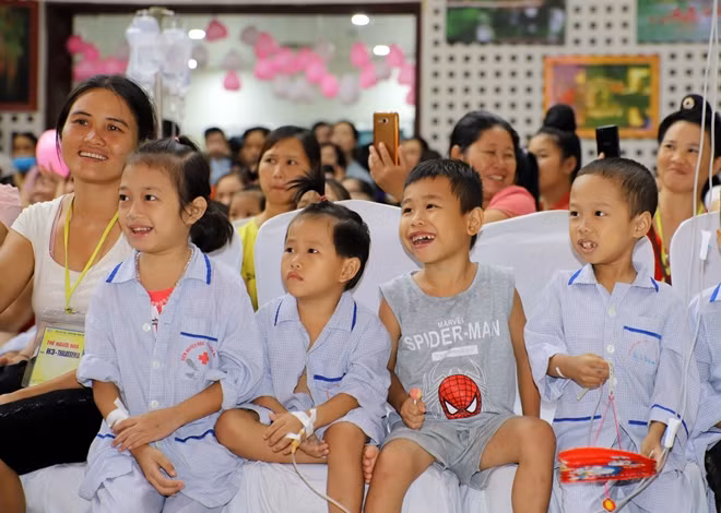 Nụ cười rạng rỡ của các con, dường như bệnh tật, đau đớn đã nhường chỗ cho sự hân hoan, của niềm vui trong ngày Tết Trung thu.