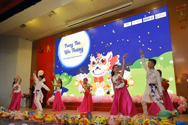 Chiều 13-9, Viện Huyết học Truyền máu Trung ương đông vui, tấp nập, cả hành lang tràn đầu màu sắc rực rỡ, tiếng cười đùa của các bệnh nhi và người nhà, khác hẳn không khí ảm đạm ngày bình thường. Bởi, các em được tổ chức đón Trung thu sớm, không phải một cái Tết Trung thu ở nhà hay khu vui chơi như bao bạn trẻ khác, các em đón Trung thu cùng bố mẹ trong hành lang bệnh viện vẫn còn vương mùi thuốc.