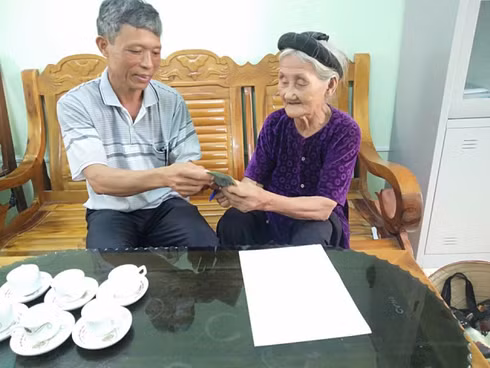 Cụ Mơ trao tiền để ủng hộ chống COVID-19 Cụ Mơ trao tiền để ủng hộ chống COVID-19