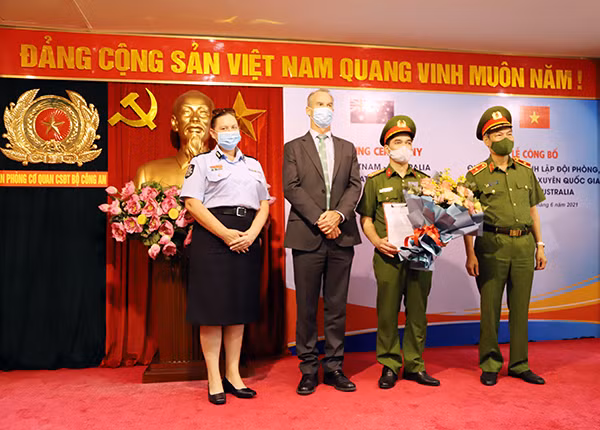 Trao Quyết định cho Trung tá Nguyễn Hữu Hưng kiêm Đội trưởng Đội phòng, chống tội phạm xuyên quốc gia Việt Nam - Australia