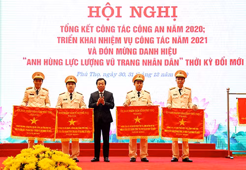 Chủ tịch UBND tỉnh Bùi Văn Quang trao tặng Cờ thi đua dẫn đầu phong trào “Vì an ninh Tổ quốc” năm 2020 của UBND tỉnh cho 4 tập thể.