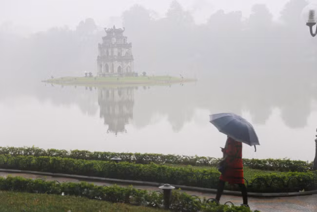 Thủ đô Hà Nội cũng như các khu vực khác tại miền Bắc tiếp tục có mưa nhỏ, trời âm u.