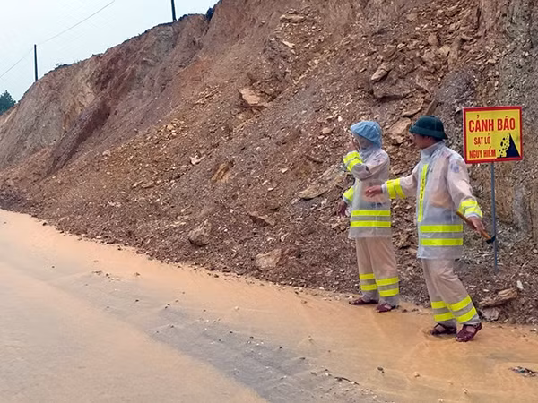 Công an huyện Vũ Quang lập biển cảnh báo nguy hiểm, nhắc nhở người dân không đi lại ở những nơi có nguy cơ sạt lở đất, lũ quét