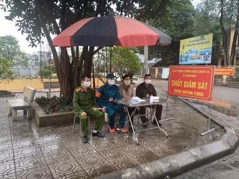 Công an xã Tam Hiệp làm nhiệm vụ tại các chốt, vận động nhân dân tham gia chống dịch COVID-19.