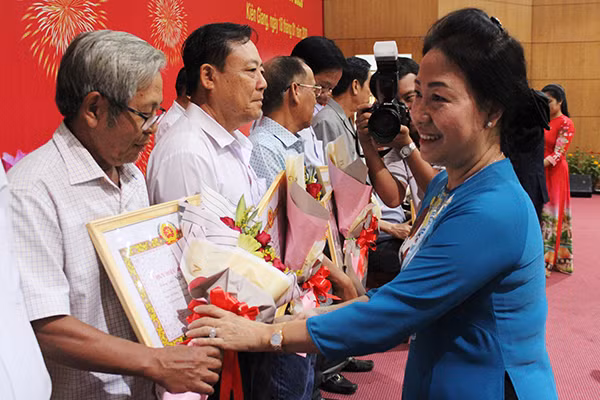 Đồng chí Đặng Tuyết Em, Phó Bí thư Thường trực Tỉnh ủy, Chủ tịch HĐND tỉnh Kiên Giang trao Huy hiệu Đảng cho các đảng viên lão thành tại buổi họp mặt.