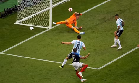 Mbappe sút tung lưới Argentina ở trận đấu thuộc vòng 1/8 World Cup.