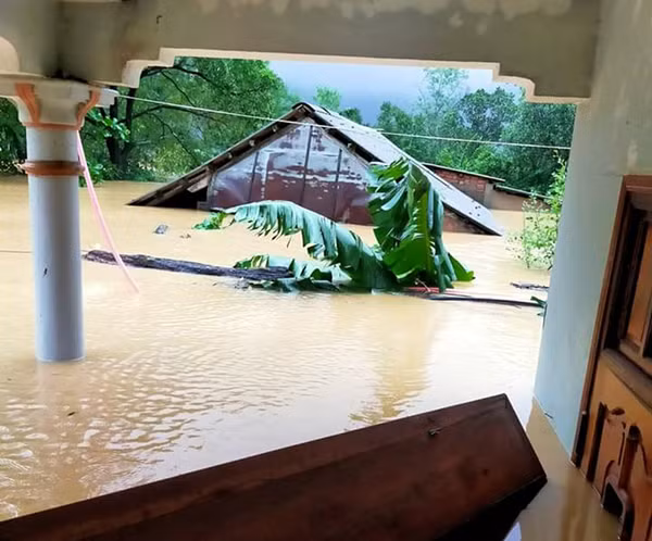 Ngập lụt ở xã Ba Long, huyện miền núi Đakrông ngày 17/10.