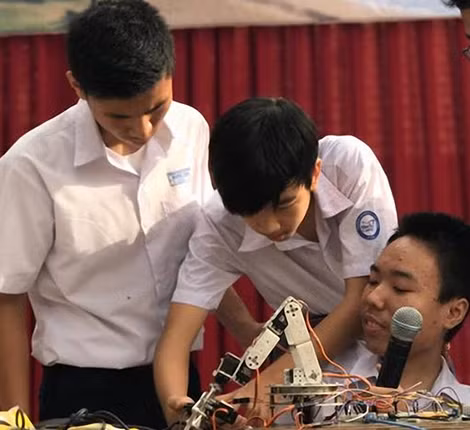 Hải thuyết trình công trình sáng tạo robot trong cuộc thi.