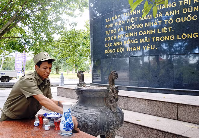 Anh Tương đang tỉ mẩn lau chùi nơi thờ cúng liệt sĩ tại Thành cổ Quảng Trị.