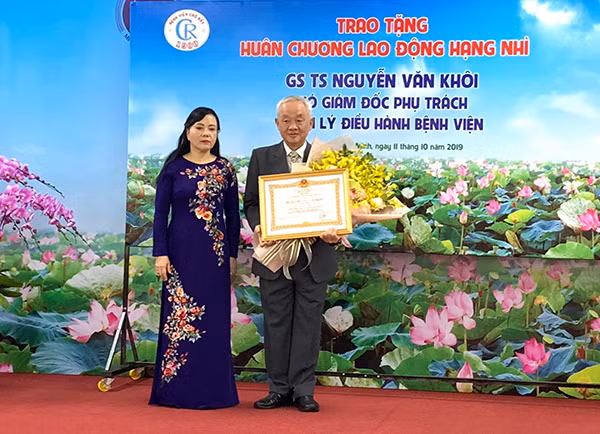 Thừa ủy quyền của Chủ tịch nước, PGS TS Nguyễn Thị Kim Tiến – Bộ trưởng Bộ Y tế đã trao Huân chương Lao động hạng Nhì cho Thầy thuốc nhân dân (TTND) – GS.TS Nguyễn Văn Khôi.