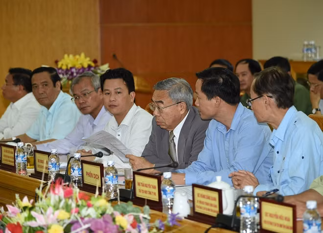 Chủ tịch Tập đoàn Formosa Đài Loan báo cáo Thủ tướng tình hình hoạt động của Formosa. Ảnh: VGP/Quang Hiếu