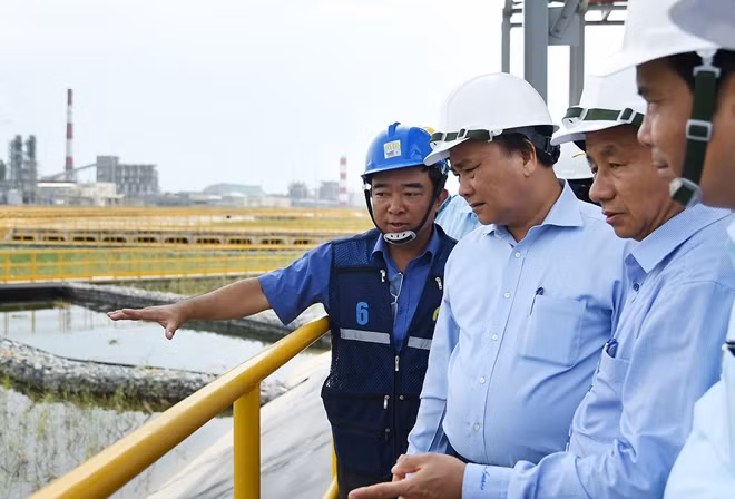 Trước đó, Thủ tướng Nguyễn Xuân Phúc và Đoàn công tác đã thị sát KCN Formosa Hà Tĩnh. Ảnh: VGP/Quang Hiếu