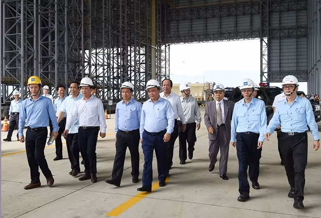 Thủ tướng và Đoàn công tác thị sát Cảng Sơn Dương tại KCN Formosa Hà Tĩnh. Ảnh: VGP/Quang Hiếu