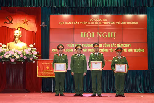 Thiếu tướng Trần Minh Lệ trao danh hiệu Đơn vị quyết thắng tặng các tập thể xuất sắc