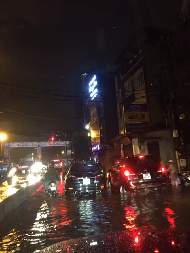 Cửa khẩu An Dương cũng đã chìm trong ngập sâu. Ảnh: Rule Anh Tuấn.