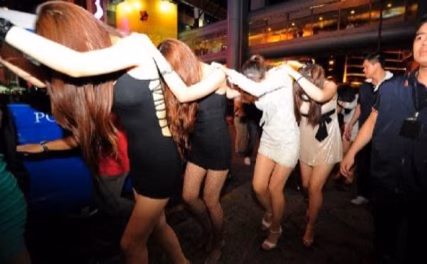 Một đường dây buôn bán phụ nữ làm gái mại dâm bị triệt phá.