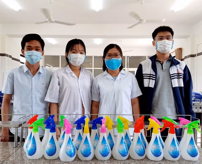Giáo viên và học sinh Trường THPT chuyên Lê Thánh Tông điều chế nước rửa tay diệt khuẩn theo công thức của WHO.