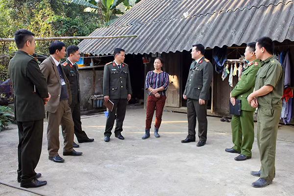 CBCS Phòng An ninh điều tra Công an tỉnh Hòa Bình làm công tác tuyên truyền vận động tại xã Toàn Sơn, huyện Đà Bắc.