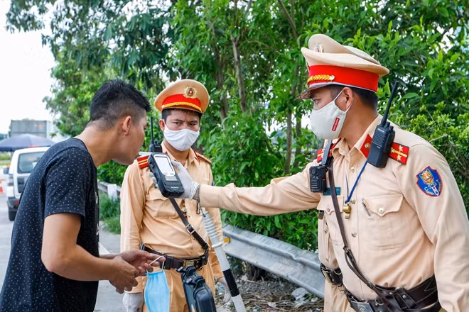 Với tất cả các trường hợp dừng xe kiểm tra, cán bộ CSGT đều thực hiện việc thông báo rõ kế hoạch tuần tra kiểm soát xử. lý vi phạm về ma túy, nồng độ cồn và nhận được sự hợp tác từ các tài xế.