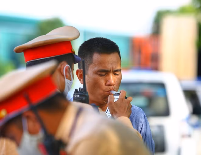 Mỗi tài xế đều được sử dụng riêng biệt ống thổi nồng độ cồn để đảm bảo vệ sinh và phòng chống dịch bệnh.