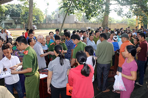 Phòng Cảnh sát quản lý hành chính về TTXH Công an tỉnh Thanh Hóa cấp phát chứng minh thư cho nhân dân.