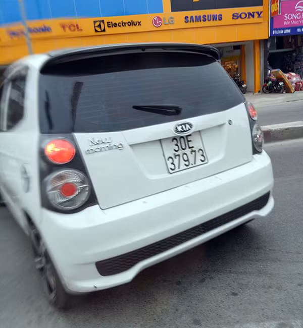 Chiếc Kia Morning vi phạm luật giao thông. Ảnh: Nấm Ken. Chiếc Kia Morning vi phạm luật giao thông. Ảnh: Nấm Ken.