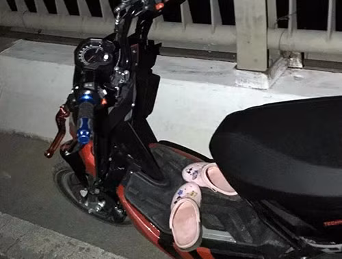 Chiếc xe đạp điện và đôi dép nạn nhân để lại trên cầu