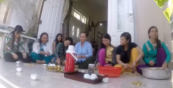 Ngày nào không lặn biển, các chị em quây quần bên nhau.