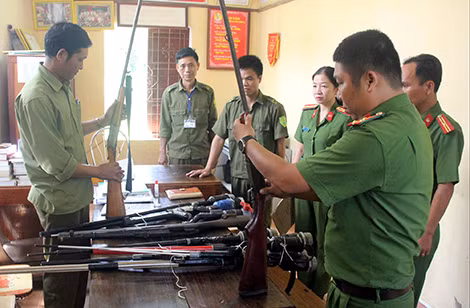Công an Vĩnh Linh vận động người dân giao nộp súng tự chế. Công an Vĩnh Linh vận động người dân giao nộp súng tự chế.