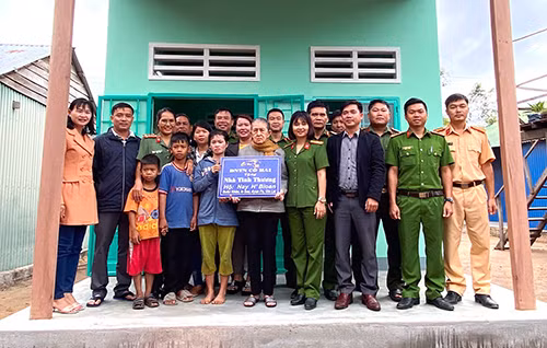 Trung tá Ksor H'Bkhăp cùng nhà hảo tâm và CBCS Công an thị xã Ayun Pa trao nhà tình nghĩa cho hộ nghèo.
