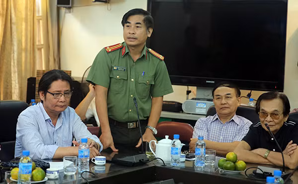 Nhà văn Nguyễn Thế Hùng phát biểu tại Đại hội