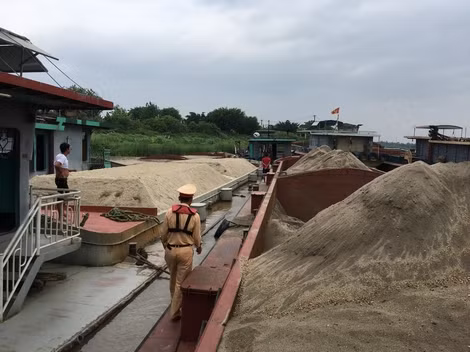 Kiểm tra phương tiện trên sông. Kiểm tra phương tiện trên sông.