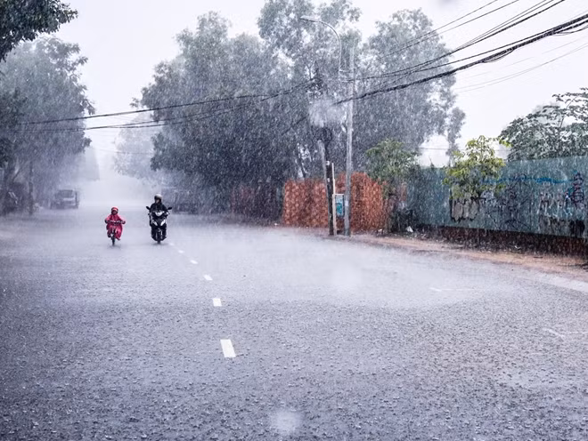 Miền Bắc mưa to, cảnh báo lốc, sét, mưa đá.