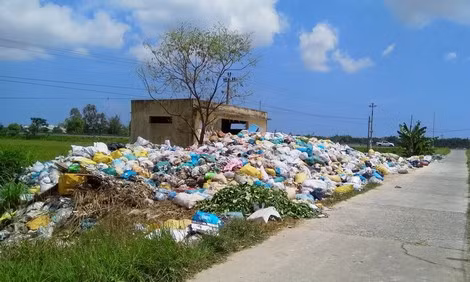 Một điểm tập kết tạm rác thải chất thành đống gây ô nhiễm môi trường và mất mỹ quan đô thị tại huyện Thăng Bình. Một điểm tập kết tạm rác thải chất thành đống gây ô nhiễm môi trường và mất mỹ quan đô thị tại huyện Thăng Bình.